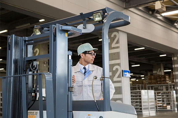 写真：フォークリフトと男性