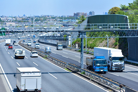 写真：高速道路を走るトラック