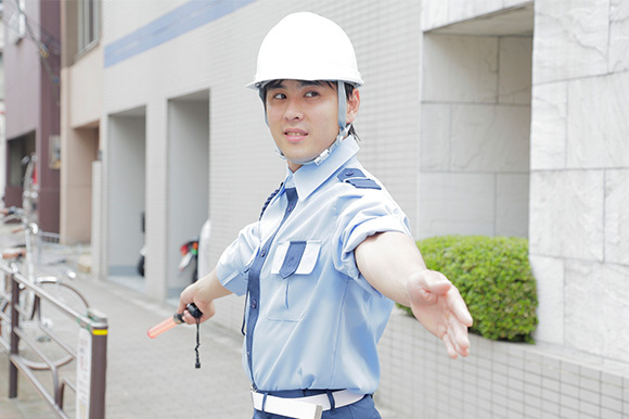 写真：歩道に立つ警備員