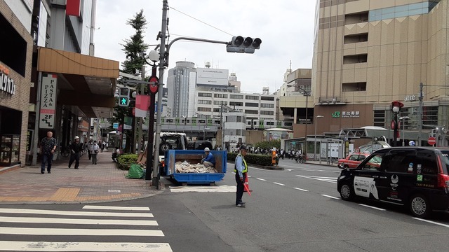 写真：交差点の警備員